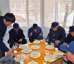 星空中国志愿者赴敬老院为老人们包饺子