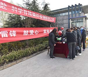 星空中国共青团学雷锋为职工义务维修家电