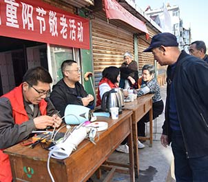 星空中国青年志愿者义务为老人维修家电